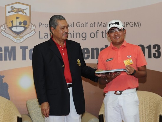 Nicholas Fung (right) receives his Tour card for 2013 from PGM chairman Tun Ahmad Sarji Abdul Hamid © Arep Kulal/PGM
