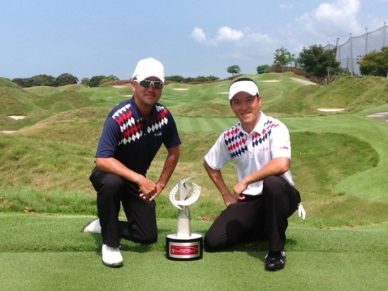 Malaysian captain Chong Chee Ming and Singaporean counterpart Lip Ooi pose with the Prudential Causeway Trophy