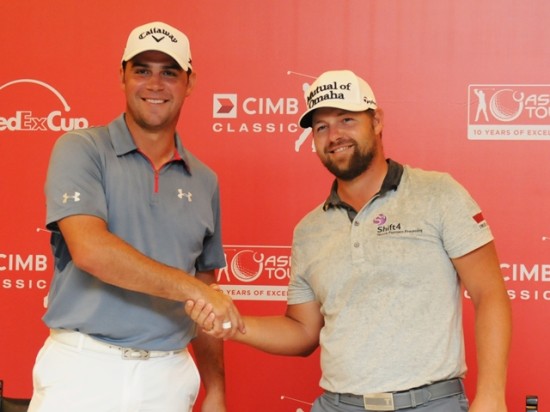 Gentleman's handshake: Gary Woodland and Ryan Moore ©Khalid Redza/Asian Tour