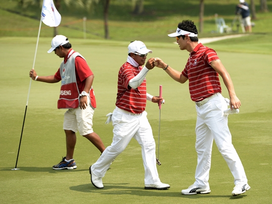 Thailand's Prayad Maksaeng and Kim Hyung-Sung of South Korea celebrate a point during Friday's foursome session ©Paul Lakato|Asian Tour 