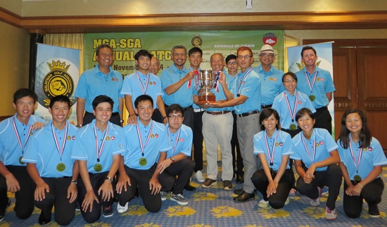 Singapore Golf Association team captain Roko Ho receiving the challenge trophy from Malaysian Golf Association president Admiral (R) Tan Sri Dato Setia Mohd Anwar Mohd Nor. ©The ClubHouse