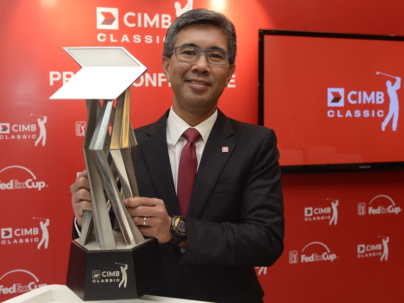 CIMB Group chief executiveTengku Dato' Sri Zafrul Aziz, holding the CIMB Classic trophy ©CIMB